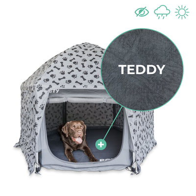 Hund im großen PETY Laufstall mit Abdeckung Plus und teddy Mattenüberzug