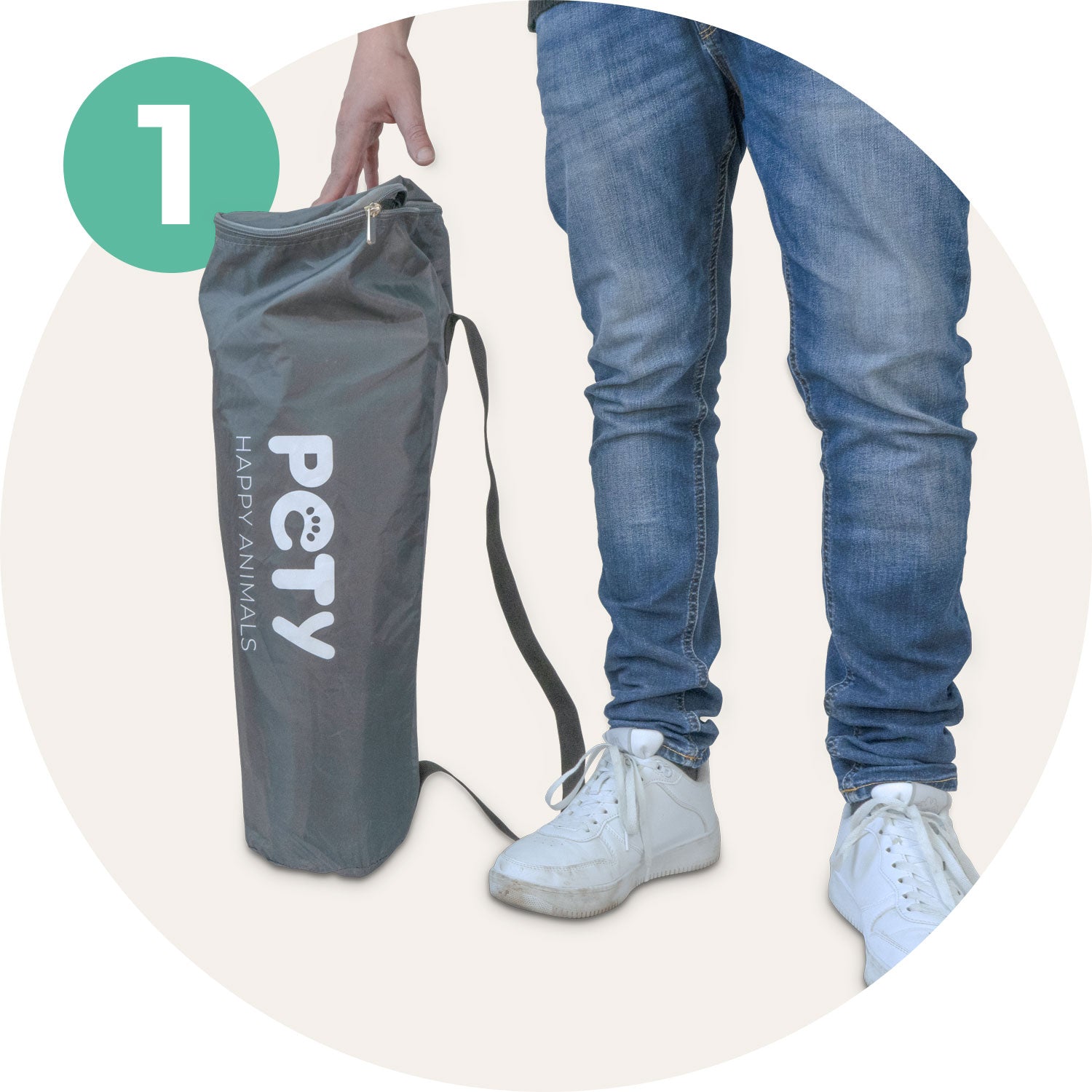 Transporttasche des kleinen mobilen Laufstalls PETY vor einem beigen Hintergrund